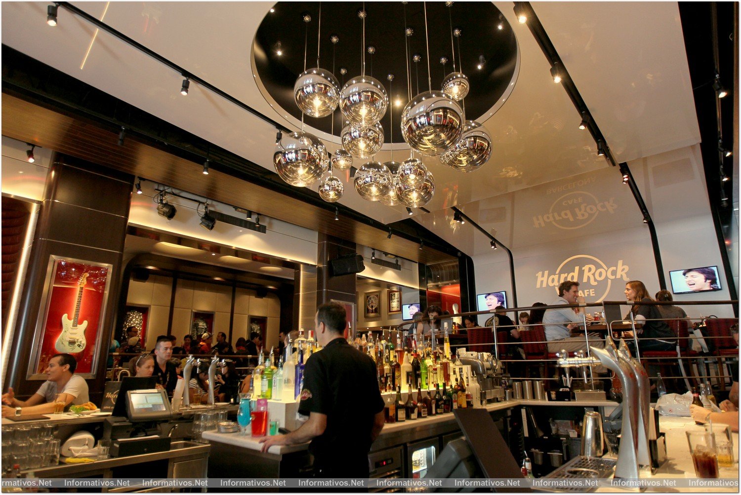 BCNABR013.- El Hard Rock Café Barcelona renueva su look y añade nuevas recetas a sus hamburguesas.  