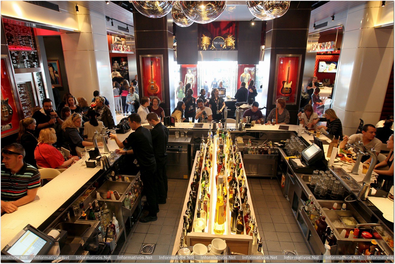 BCNABR013.- El Hard Rock Café Barcelona renueva su look y añade nuevas recetas a sus hamburguesas.  