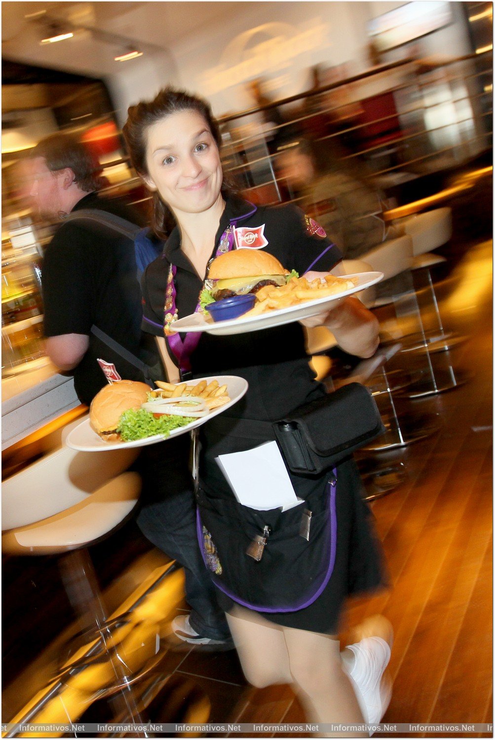 BCNABR013.- El ritmo es trepidante en Hard Rock Café Barcelona: 1.500 menús se sirven diariamente por sus camareras; en esta foto, Vicky