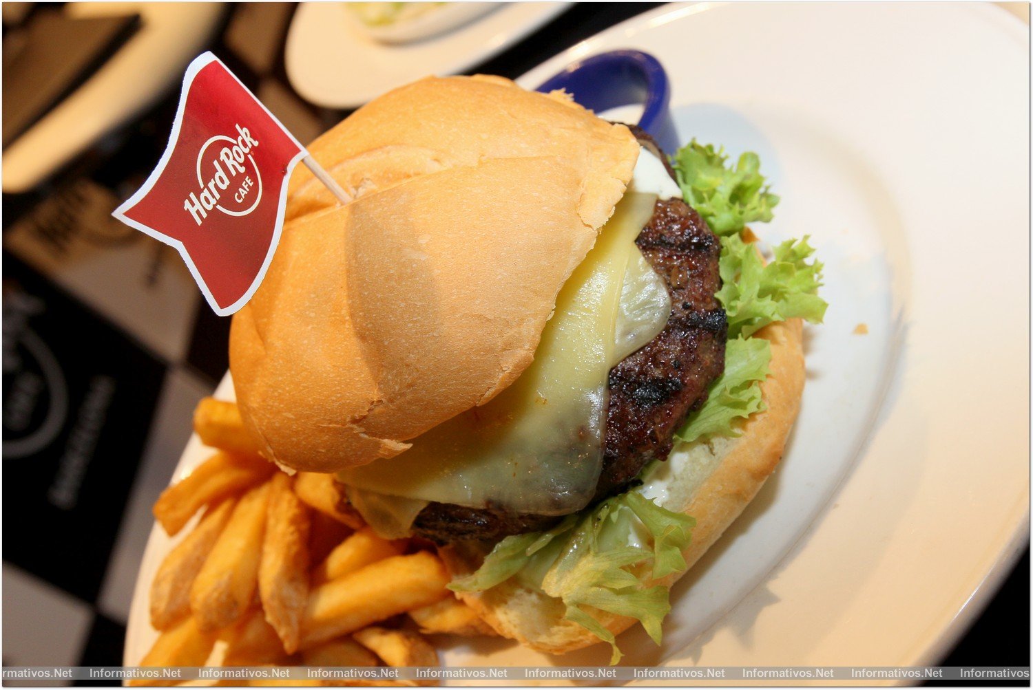 BCNABR013.- El Hard Rock Café Barcelona renueva su look y añade nuevas recetas a sus hamburguesas. "California Burguer" 