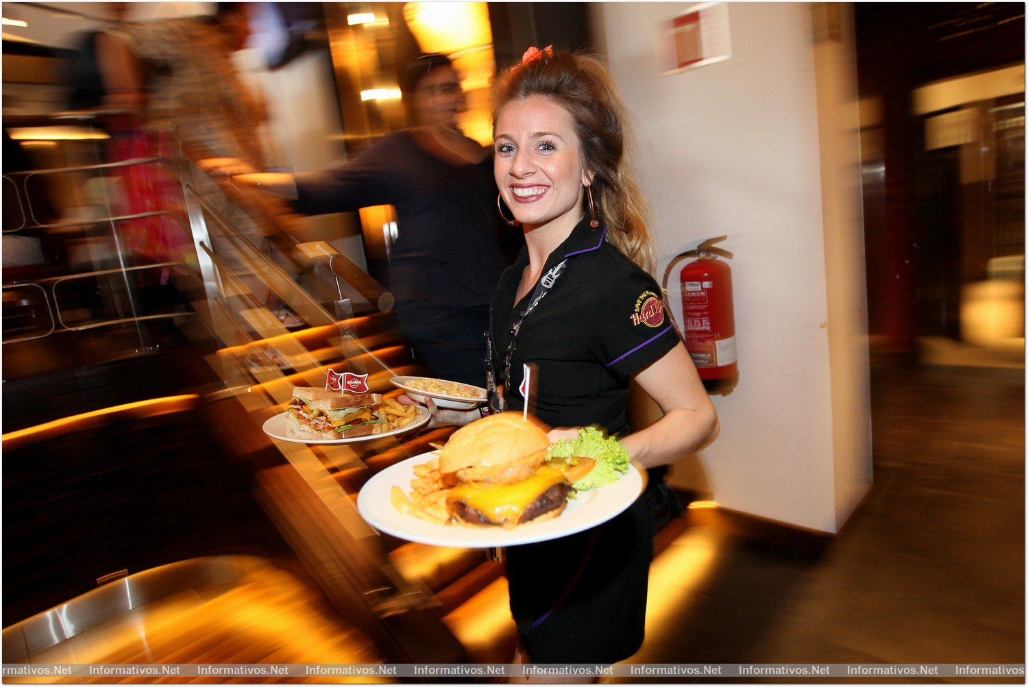 BCNABR013.- El ritmo es trepidante en Hard Rock Café Barcelona: 1.500 menús se sirven diariamente por sus camareras; en esta foto, Cloe