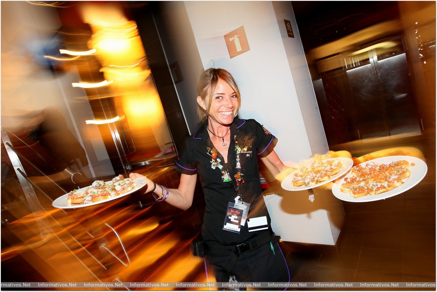 BCNABR013.- El ritmo es trepidante en Hard Rock Café Barcelona: 1.500 menús se sirven diariamente por sus camareras; en esta foto, Chiara