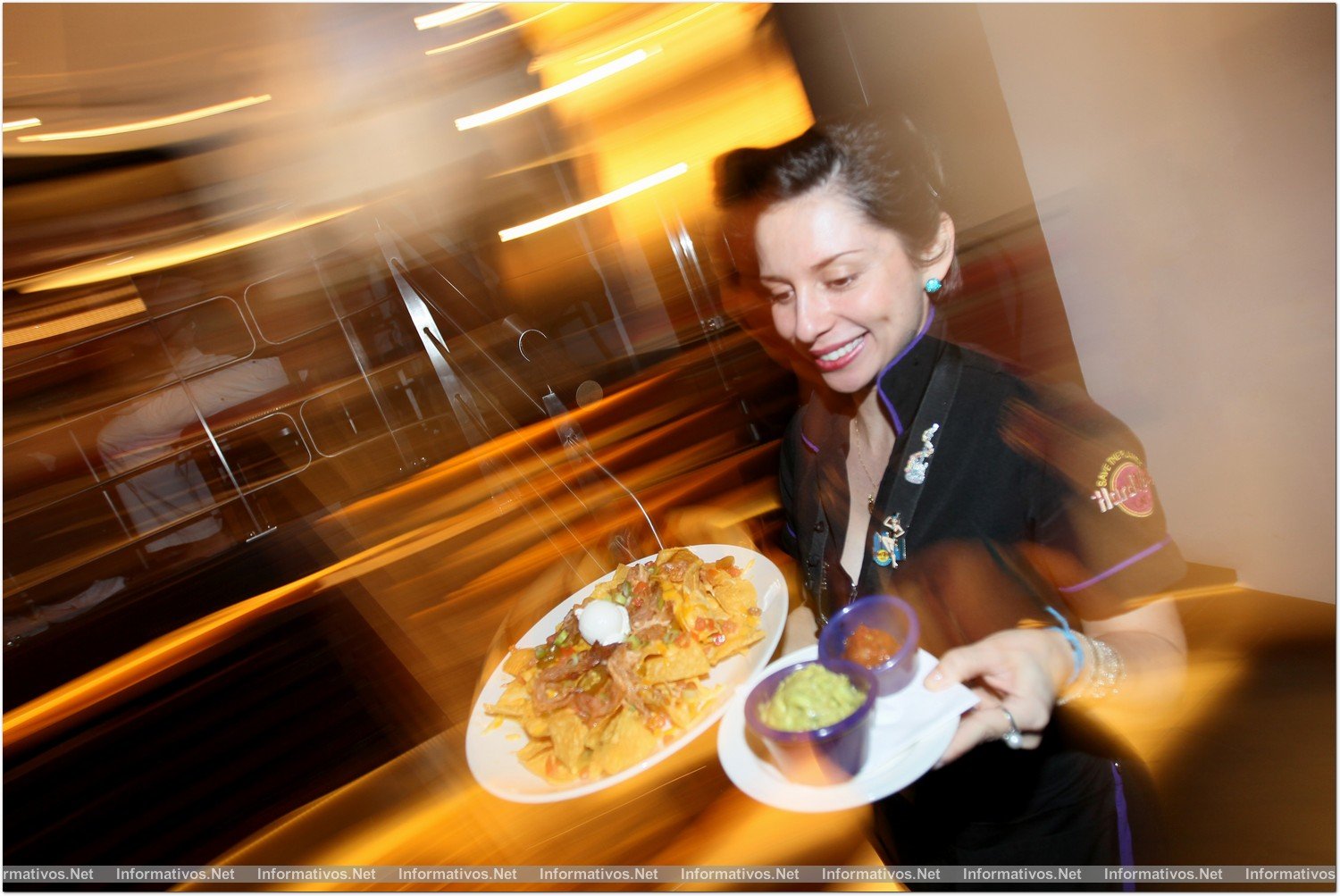 BCNABR013.- El ritmo es trepidante en Hard Rock Café Barcelona: 1.500 menús se sirven diariamente por sus camareras; en esta foto, Andrea