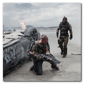 :: Pulse para Ampliar :: Matt Damon (left) and Sharlto Copley in Columbia Pictures' ELYSIUM.