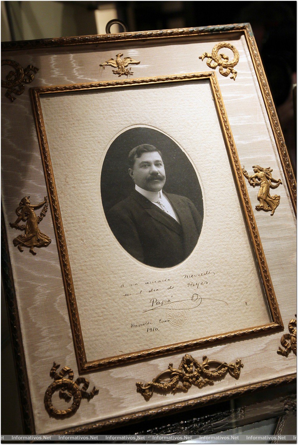 El despacho de Miguel Lerín está lleno de recuerdos relacionados con la ópera y la lírica y fotografías de artistas con extensas dedicatorias