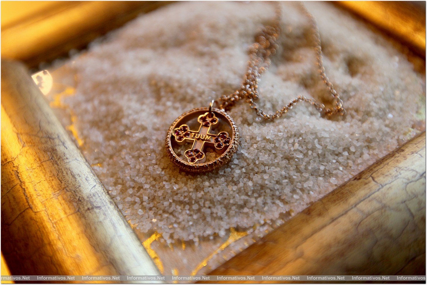 BCNSEP013.- TUUM, piezas de joyería en oro, plata y bronce que reproducen oraciones clásicas aunando la emocionalidad, la espiritualidad, la artesanía. La Edición 'Diamanti' incorpora diamantes incrustados en las letras. 