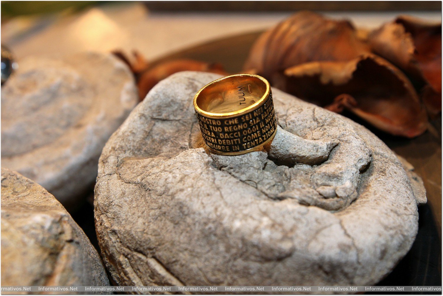 BCNSEP013.- TUUM, piezas de joyería en oro, plata y bronce que reproducen oraciones clásicas aunando la emocionalidad, la espiritualidad, la artesanía. La Edición 'Diamanti' incorpora diamantes incrustados en las letras. 