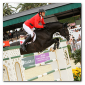 :: Pulse para Ampliar :: BCN28SEP013.- 102º edición del CSIO Barcelona. Final de consolación de la Furusiyya FEI Nations Cup™ Jumping Final. Beat Mändli, montando a Croesus que roza el obstáculo con la panza sin llegar a derribarlo.