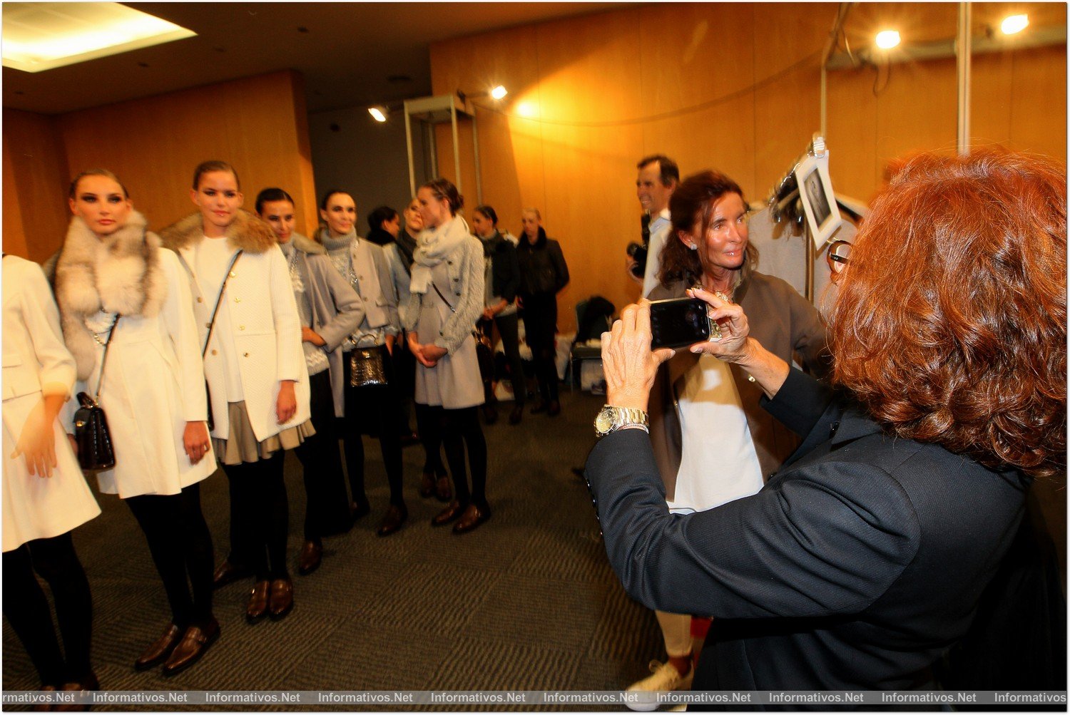 BCN26SEP013.- Desfile Tot-Hom Colección Otoño-Invierno 2013-14 en el Palacio de Congresos de Cataluña Marta Rota, alma máter de Tot-Hom toma una foto justo antes de inciarse el desfile