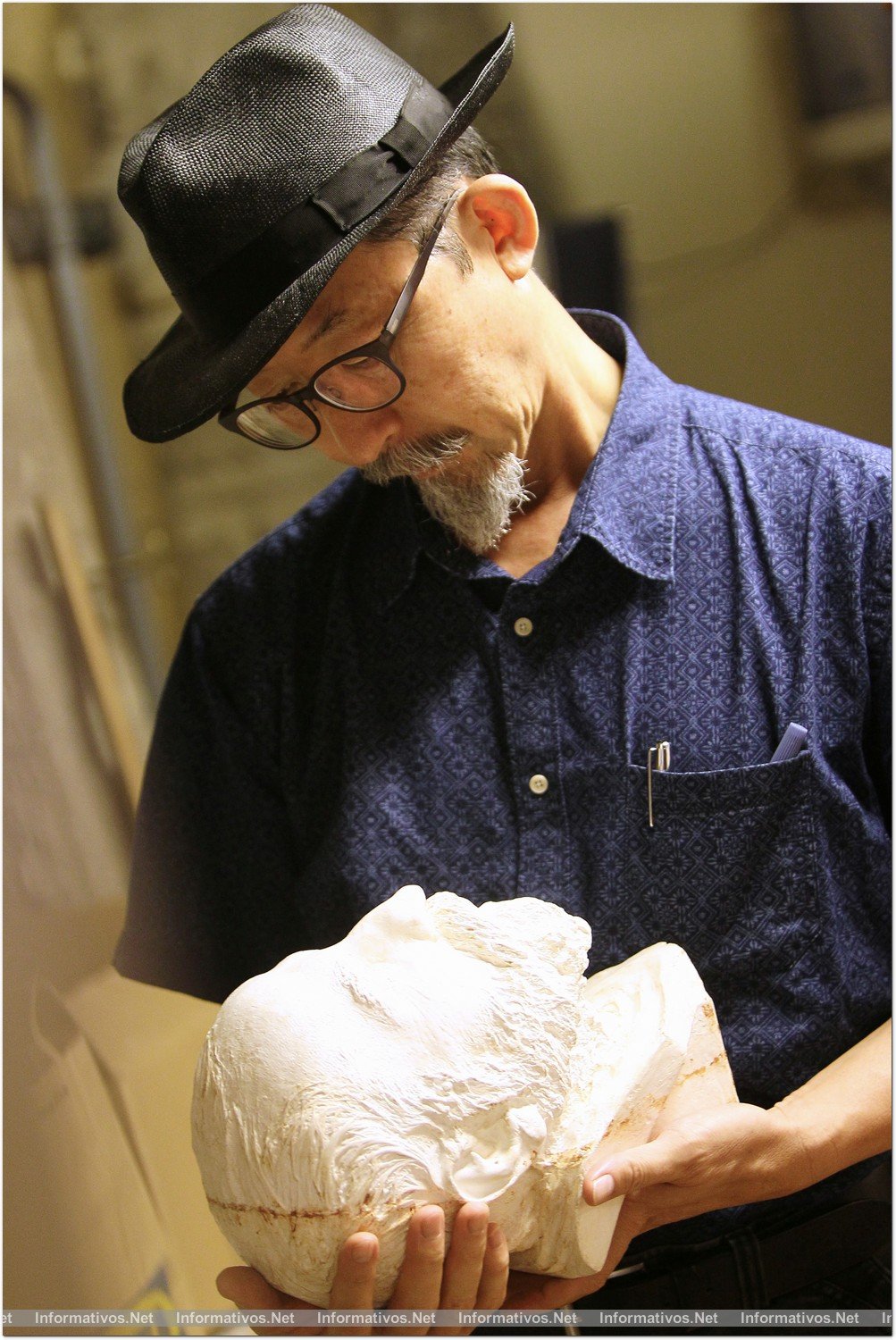 BCN17OCT013.- Templo de La Sagrada Familia de Barcelona. Etsuro Sotoo, Escultor Jefe, con la cabeza esculpida de Gaudí -realizada con el molde que uno de sus discípulos hizó el día de su muerte, en Junio de 1926, atropellado por un tranvía-