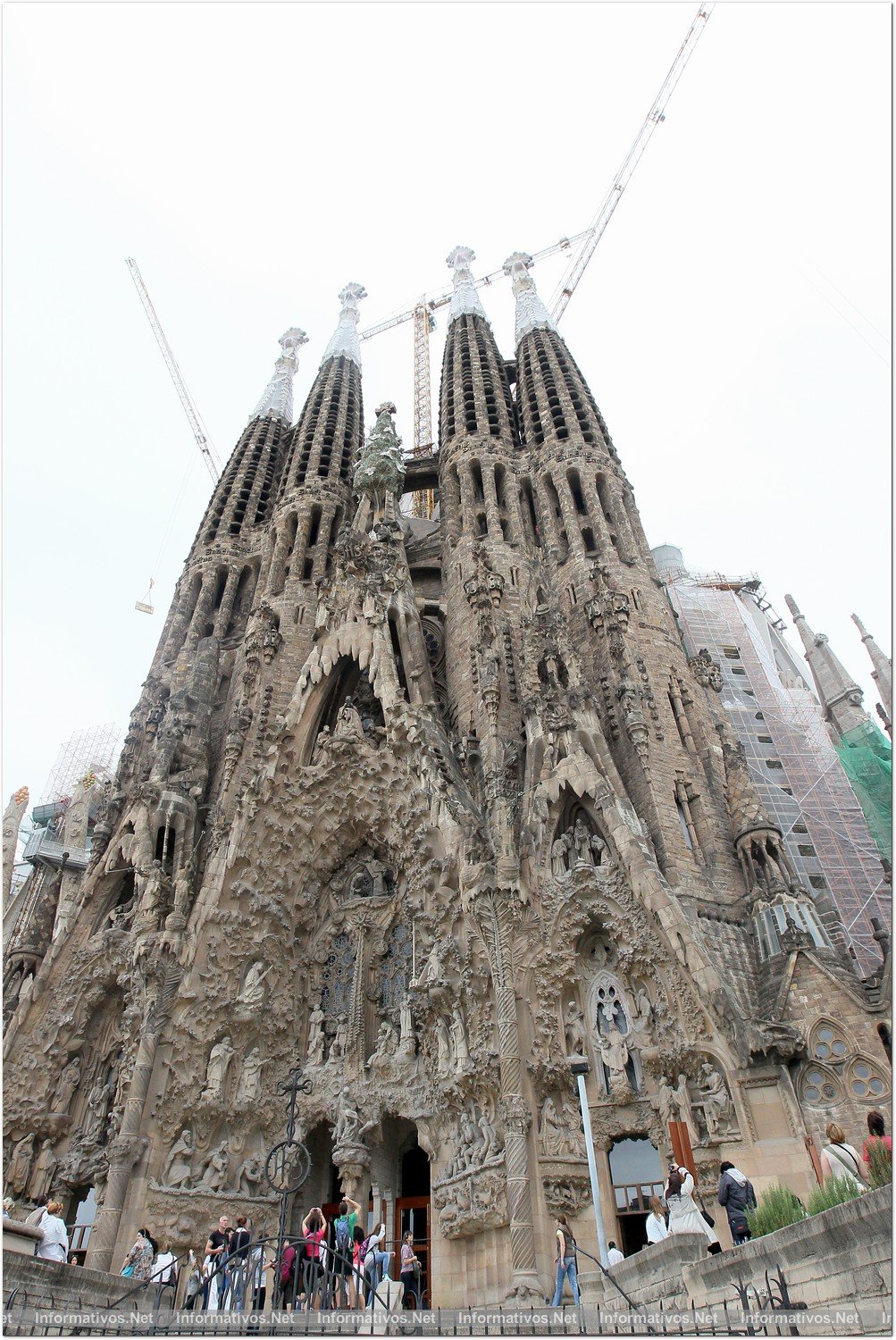 BCN17OCT013.- Templo de La Sagrada Familia de Barcelona. Cara este, donde Etsuro Sotoo trabaja el magistral conjunto 'La Orquesta Celestial' de La Puerta del Nacimiento.