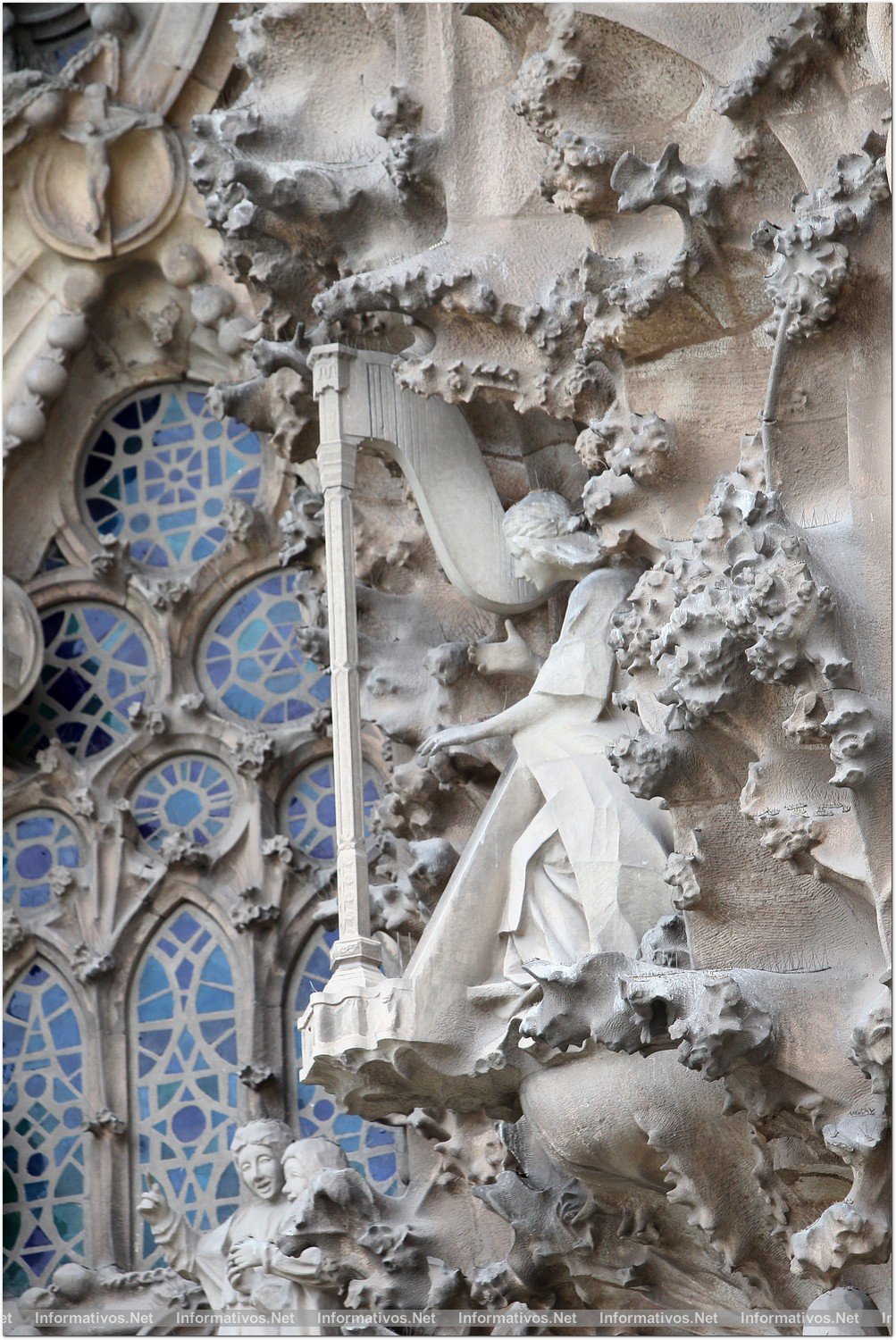 BCN17OCT013.- Templo de La Sagrada Familia de Barcelona. Cara este, donde Etsuro Sotoo trabaja el magistral conjunto 'La Orquesta Celestial' de La Puerta del Nacimiento.