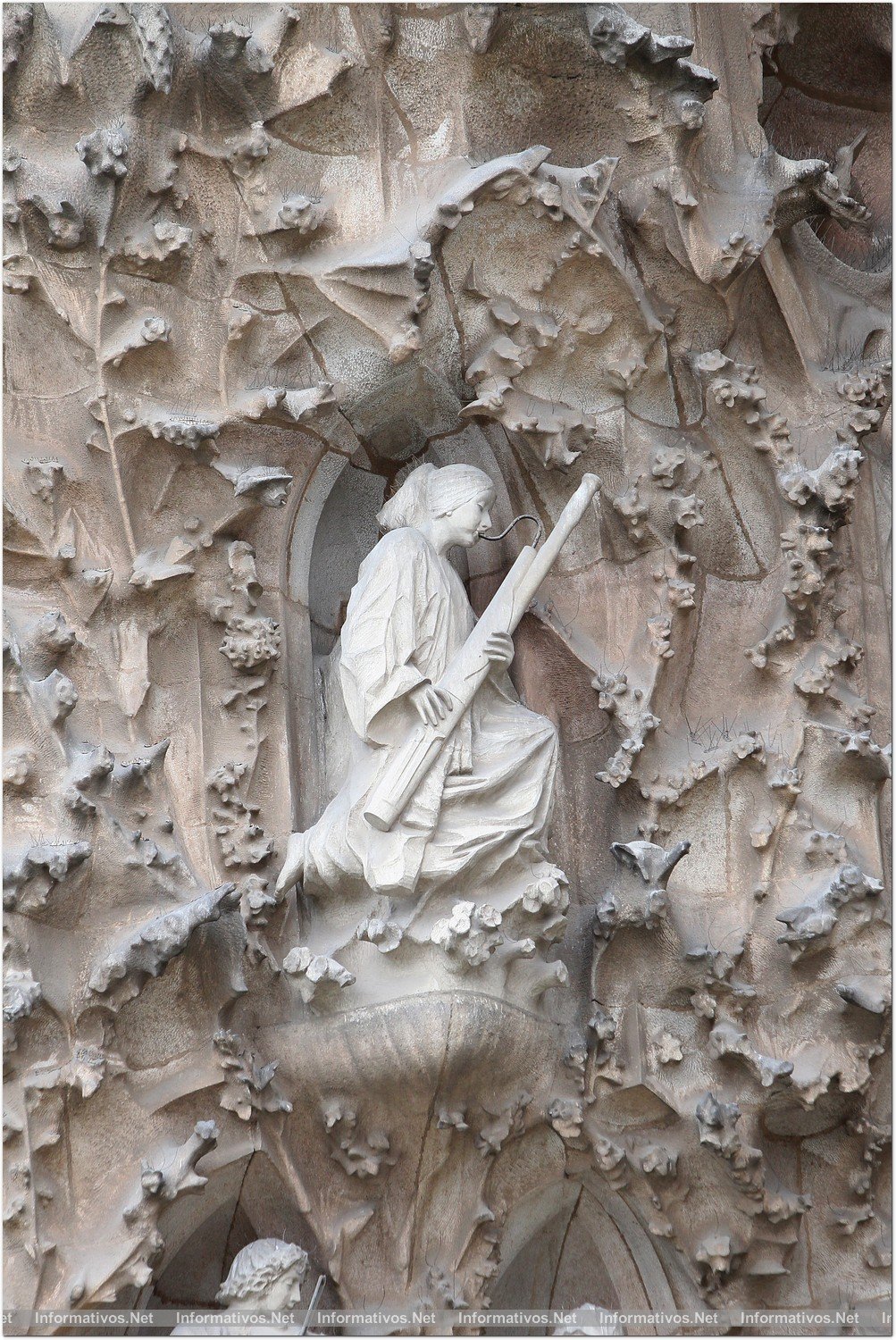 BCN17OCT013.- Templo de La Sagrada Familia de Barcelona. Cara este, donde Etsuro Sotoo trabaja el magistral conjunto 'La Orquesta Celestial' de La Puerta del Nacimiento.