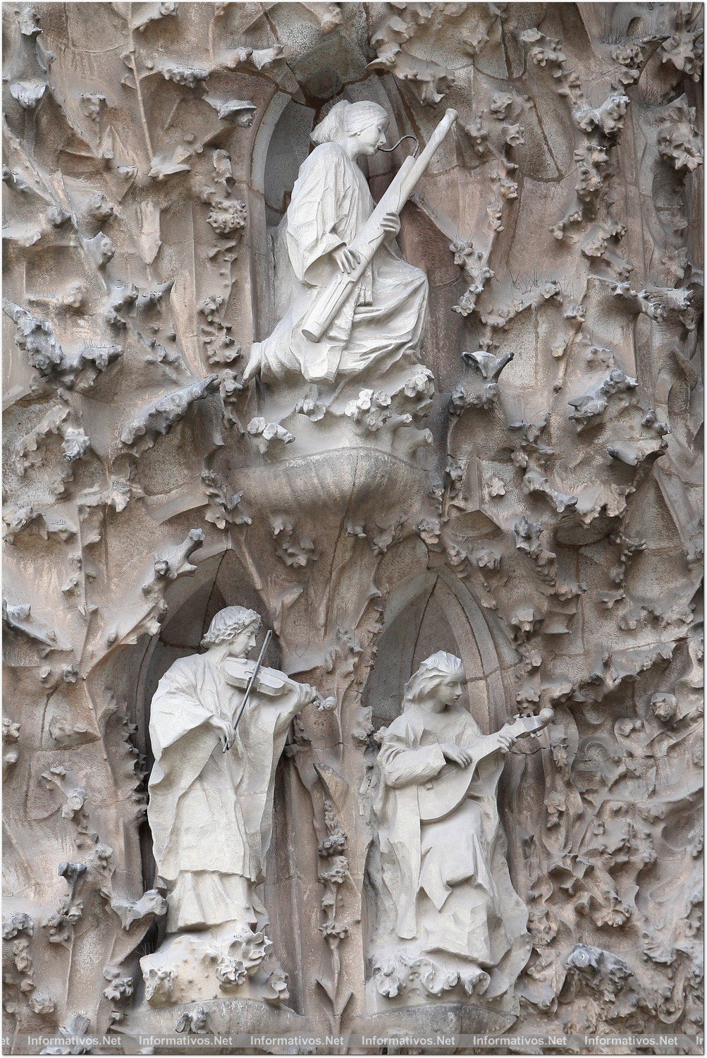 BCN17OCT013.- Templo de La Sagrada Familia de Barcelona. Cara este, donde Etsuro Sotoo trabaja el magistral conjunto 'La Orquesta Celestial' de La Puerta del Nacimiento.