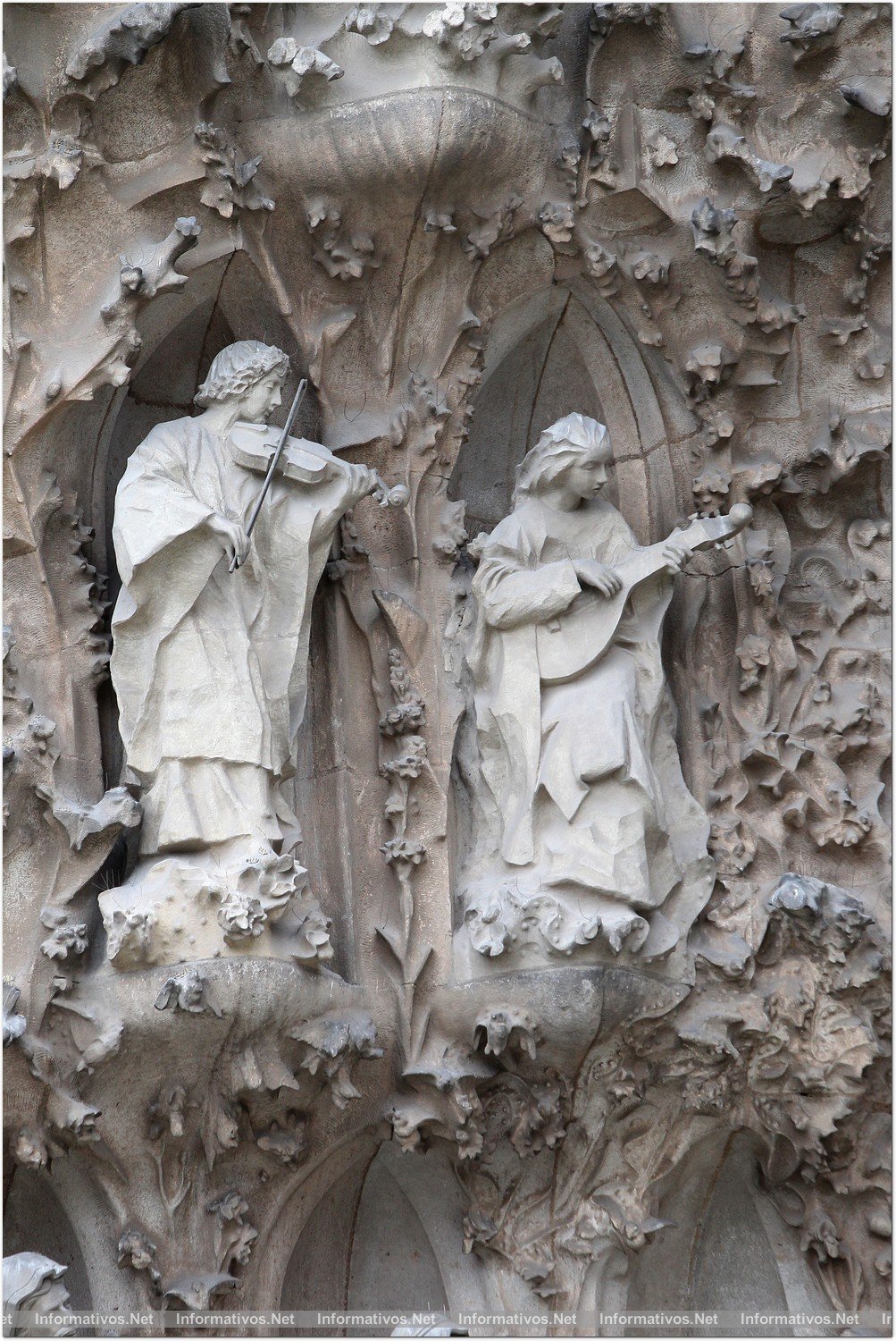 BCN17OCT013.- Templo de La Sagrada Familia de Barcelona. Cara este, donde Etsuro Sotoo trabaja el magistral conjunto 'La Orquesta Celestial' de La Puerta del Nacimiento.
