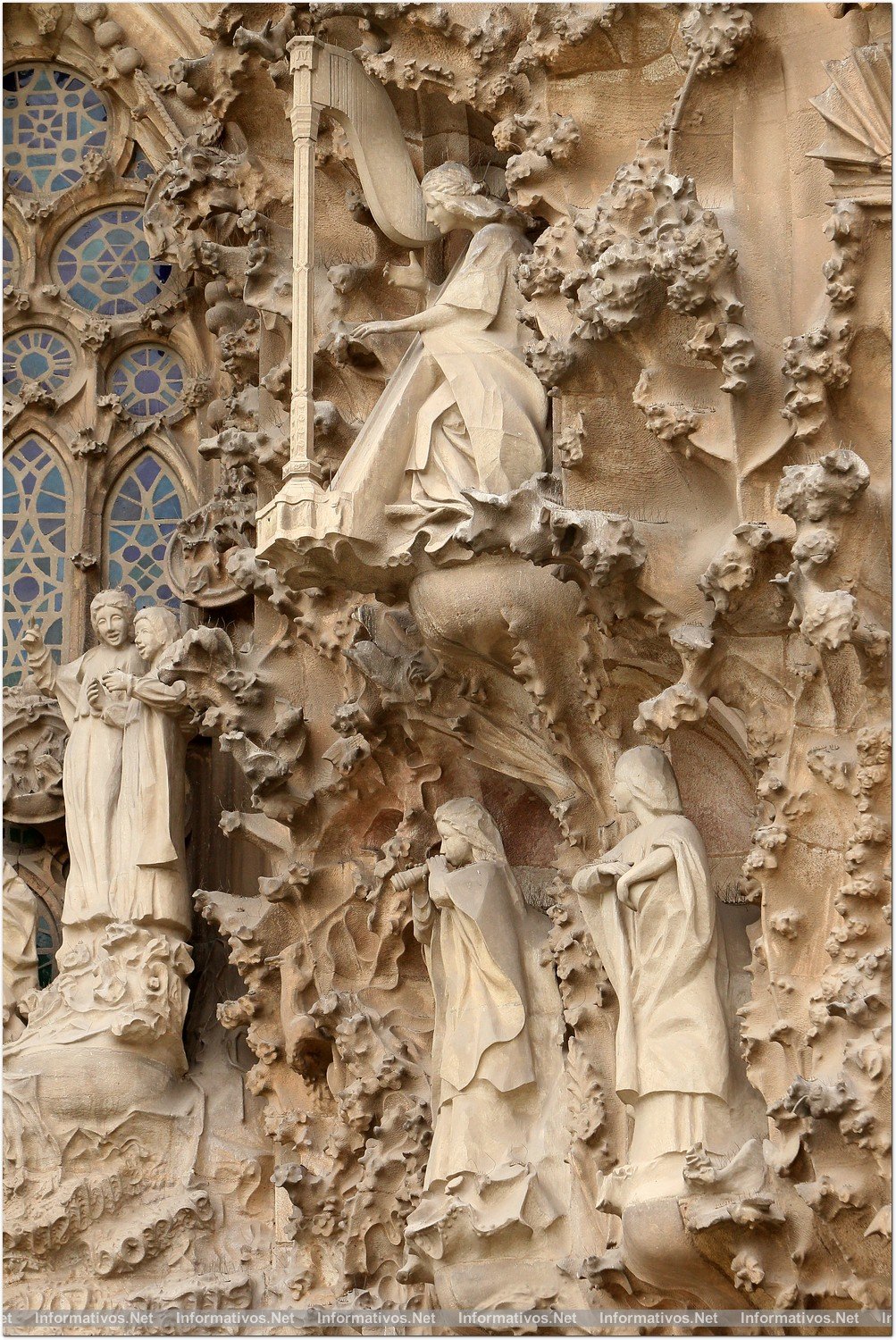 BCN17OCT013.- Templo de La Sagrada Familia de Barcelona. Cara este, donde Etsuro Sotoo trabaja el magistral conjunto 'La Orquesta Celestial' de La Puerta del Nacimiento.