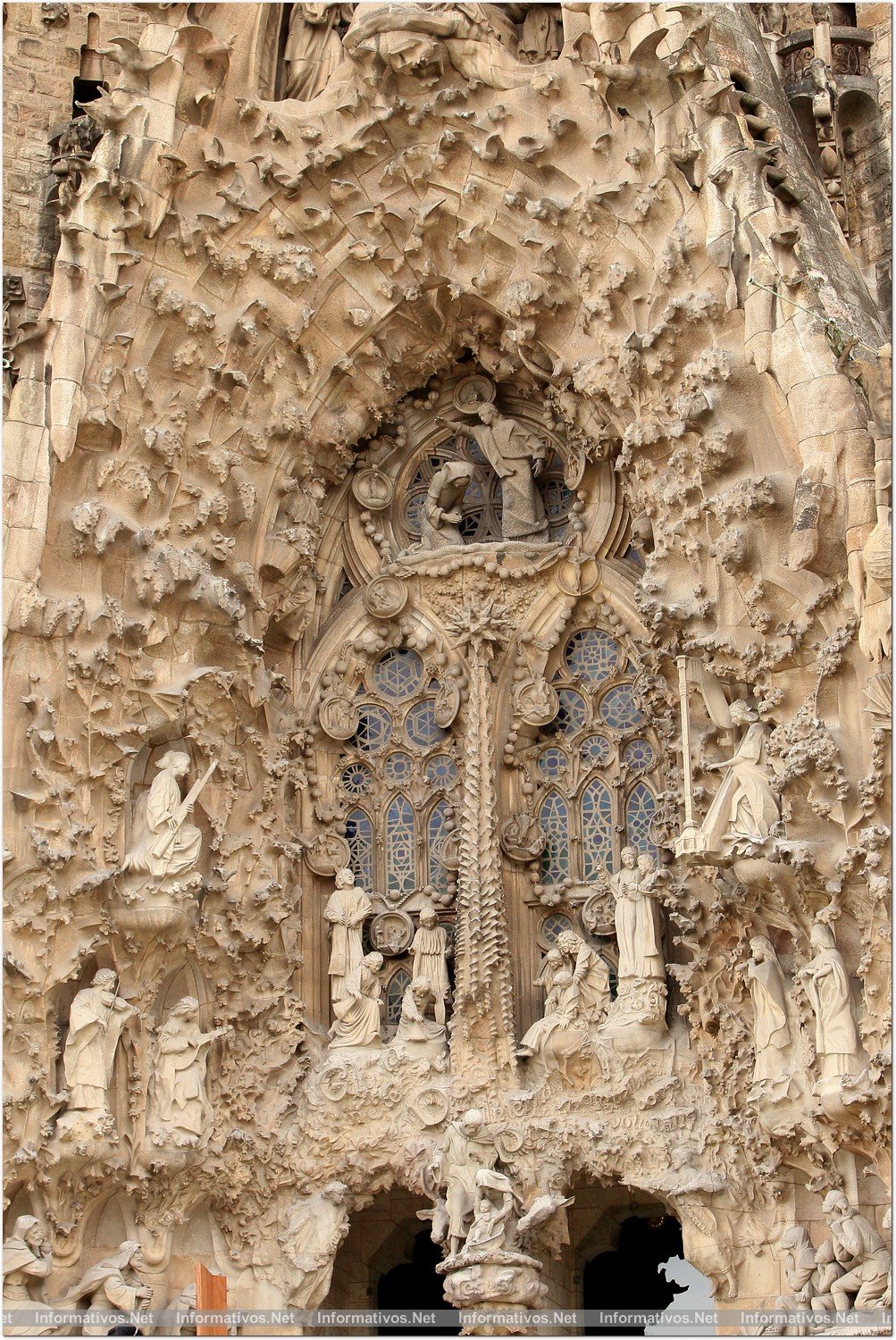 BCN17OCT013.- Templo de La Sagrada Familia de Barcelona. Cara este, donde Etsuro Sotoo trabaja el magistral conjunto 'La Orquesta Celestial' de La Puerta del Nacimiento.