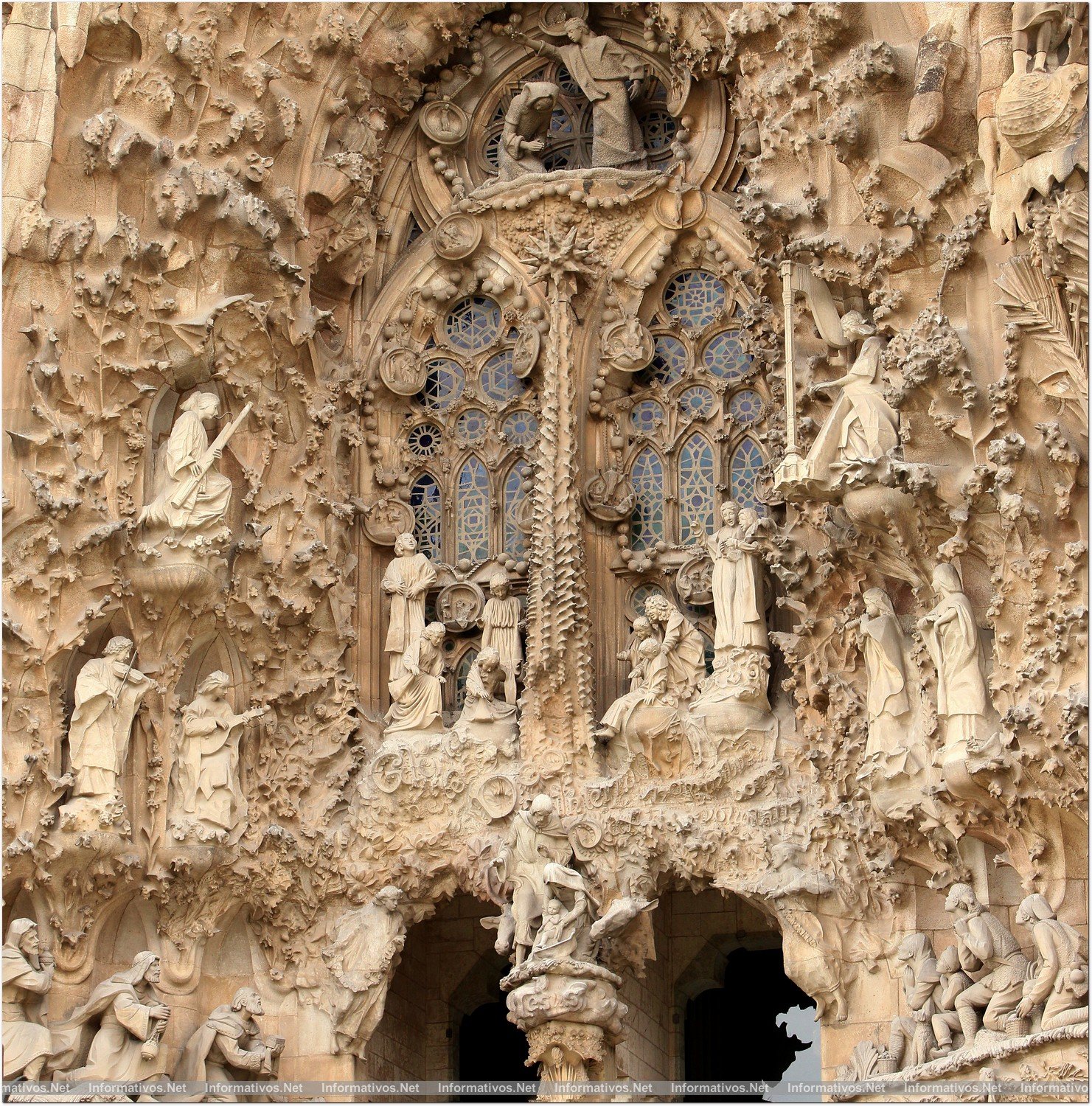 BCN17OCT013.- Templo de La Sagrada Familia de Barcelona. Cara este, donde Etsuro Sotoo trabaja el magistral conjunto 'La Orquesta Celestial' de La Puerta del Nacimiento.