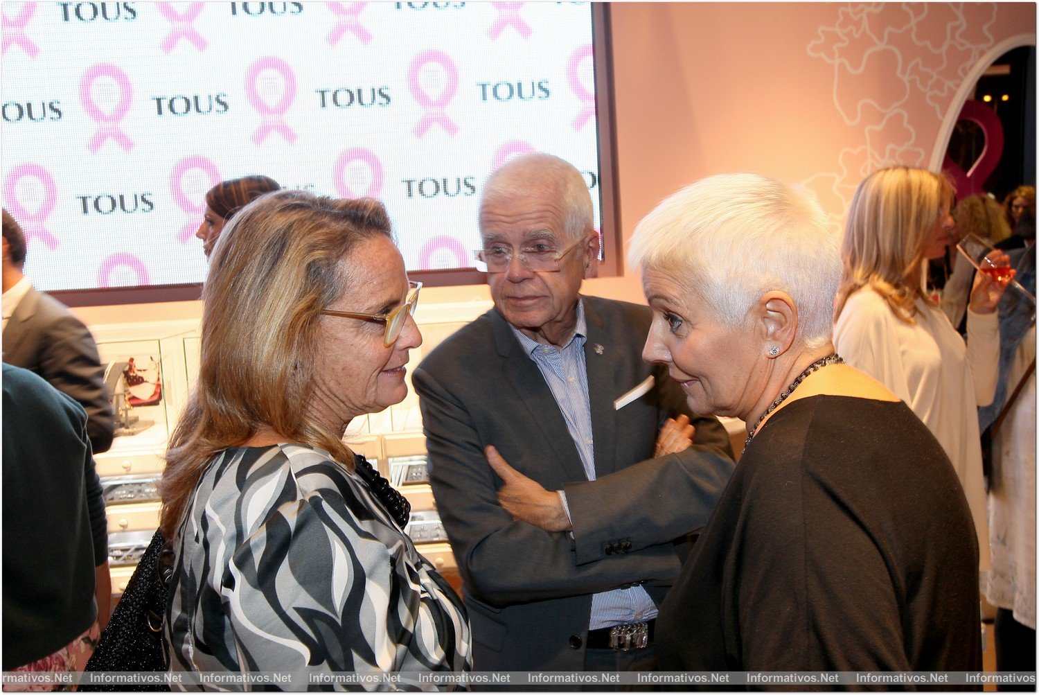 BCN18OCT013.- Espacio que TOUS inauguró el pasado verano en el Nº 479 de la Avenida Diagonal de Barcelona y que ha acogido la presentación de la Pulsera Solidaria, a favor de la Fundación FERO. Helena Rakosnik, Salvador Tous y Rosa Oriol
