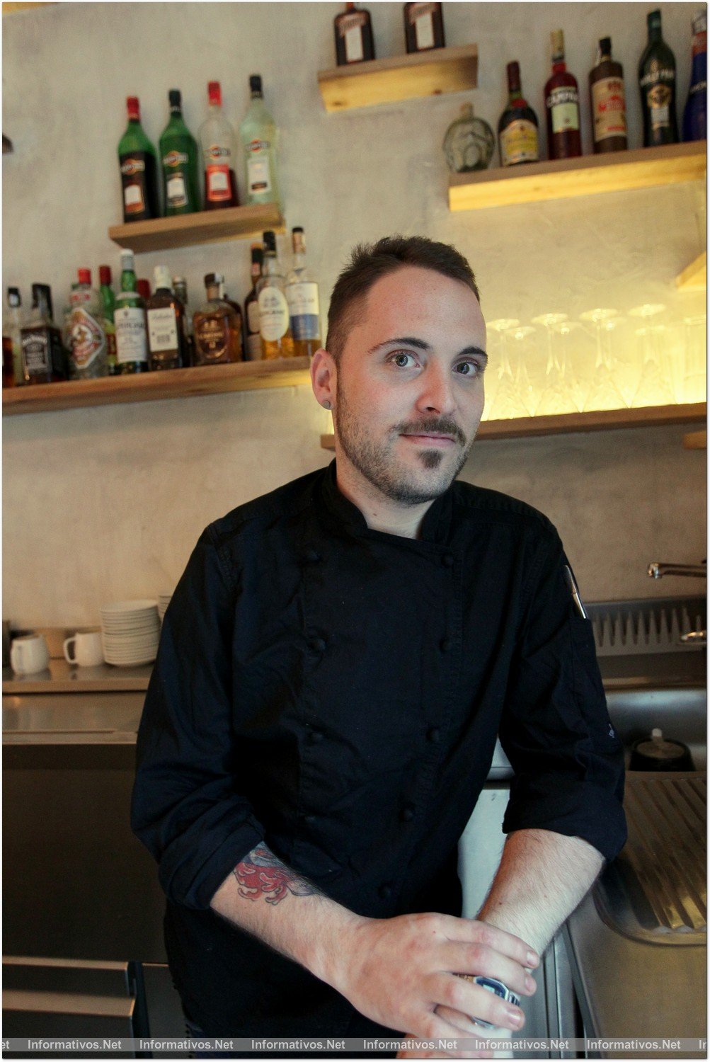 BCN31OCT013.- "Muy Mío Plaza Restaurante" donde los platos se socializan y se comparte la experiencia de comer. Muy recomendable. Xavi Llobet, el chef.
