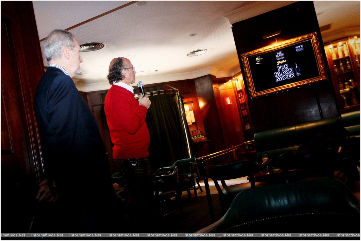 BCN13NOV013.- Presentación de "The Black Cocktail Collection" una colaboración entre Freixenet y Javier de las Muelas con el objetivo rejuvenecer el perfil del consumidor del cava; especialmente femenino. Pedro Bonet y Javier de las Muelas durante la presentación.