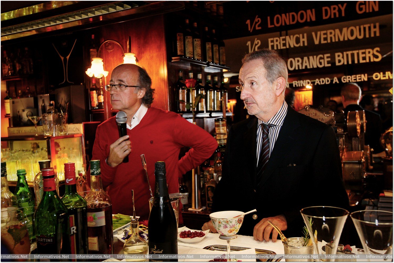 BCN13NOV013.- Presentación de "The Black Cocktail Collection" una colaboración entre Freixenet y Javier de las Muelas con el objetivo rejuvenecer el perfil del consumidor del cava; especialmente femenino. Javier de las Muelas y Pedro Bonet con dos de los cócteles presentados