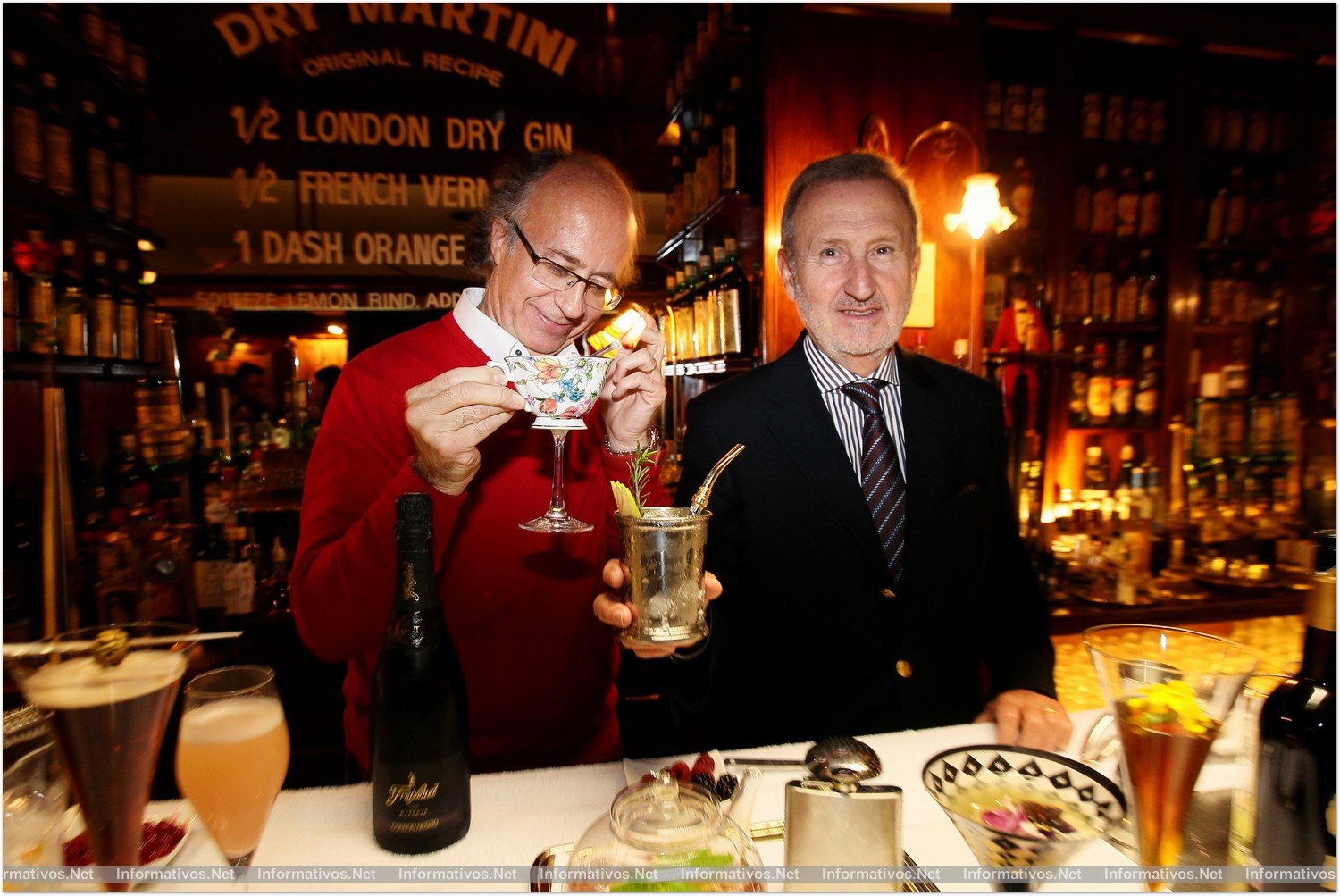 BCN13NOV013.- Presentación de "The Black Cocktail Collection" una colaboración entre Freixenet y Javier de las Muelas con el objetivo rejuvenecer el perfil del consumidor del cava; especialmente femenino. Javier de las Muelas y Pedro Bonet con dos de los cócteles presentados
