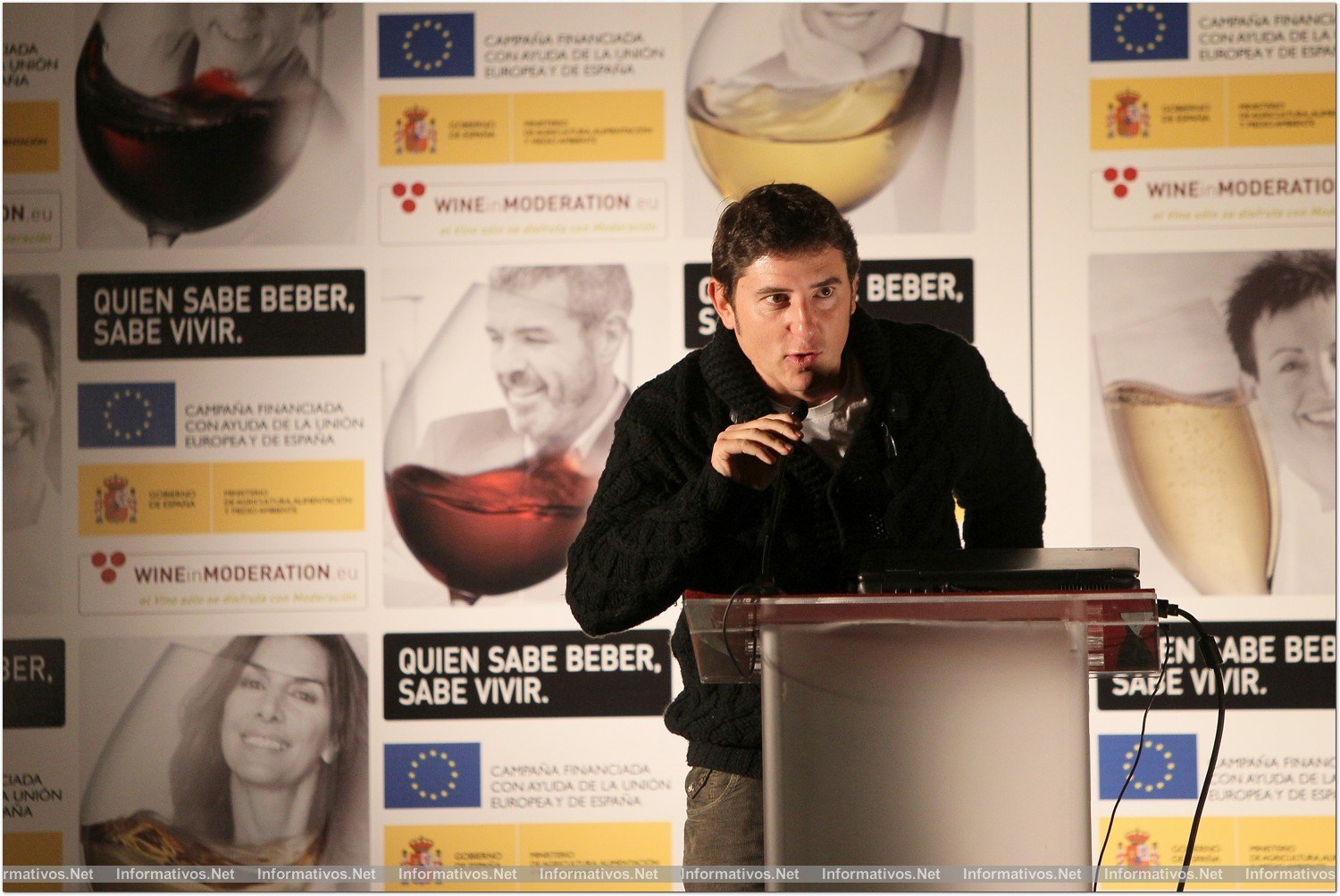BCN18NOV013.- Presentación de la campaña "'Quién sabe beber, sabe vivir" destinada a divulgar la cultura del vino y su consumo inteligente. Manel Fuentes, presentador y showman