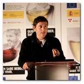 :: Pulse para Ampliar :: BCN18NOV013.- Presentación de la campaña "'Quién sabe beber, sabe vivir" destinada a divulgar la cultura del vino y su consumo inteligente. Manel Fuentes, presentador y showman