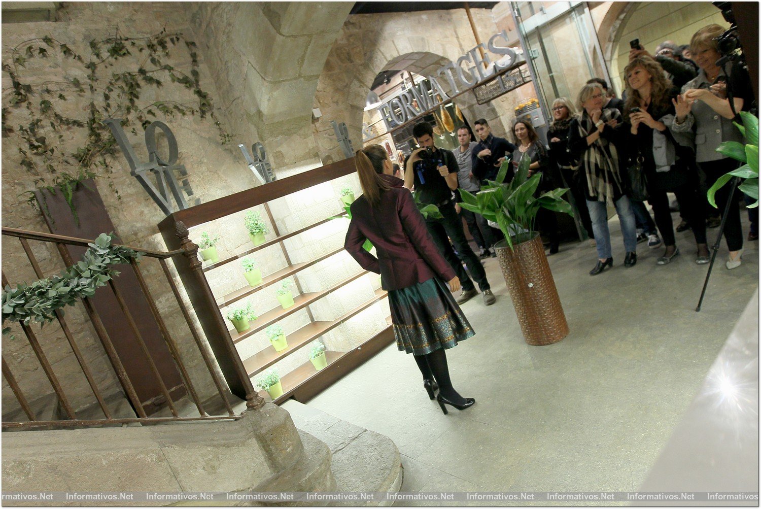 BCN12NOV013.- La diseñadora Roser Marcé reivindica la costura presentando sus modelos de novia “in toile” en su atelier, en el Mercat Princesa del Born.