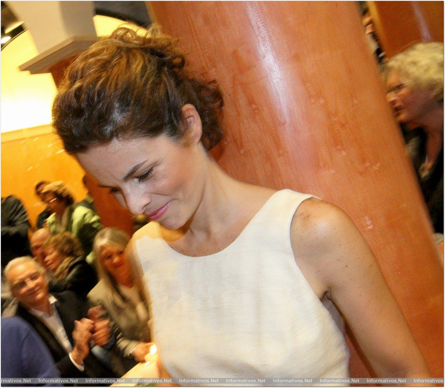 BCN12NOV013.- La diseñadora Roser Marcé reivindica la costura presentando sus modelos de novia “in toile” en su atelier, en el Mercat Princesa del Born.