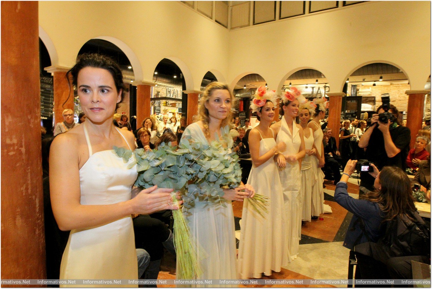 BCN12NOV013.- La diseñadora Roser Marcé reivindica la costura presentando sus modelos de novia “in toile” en su atelier, en el Mercat Princesa del Born.