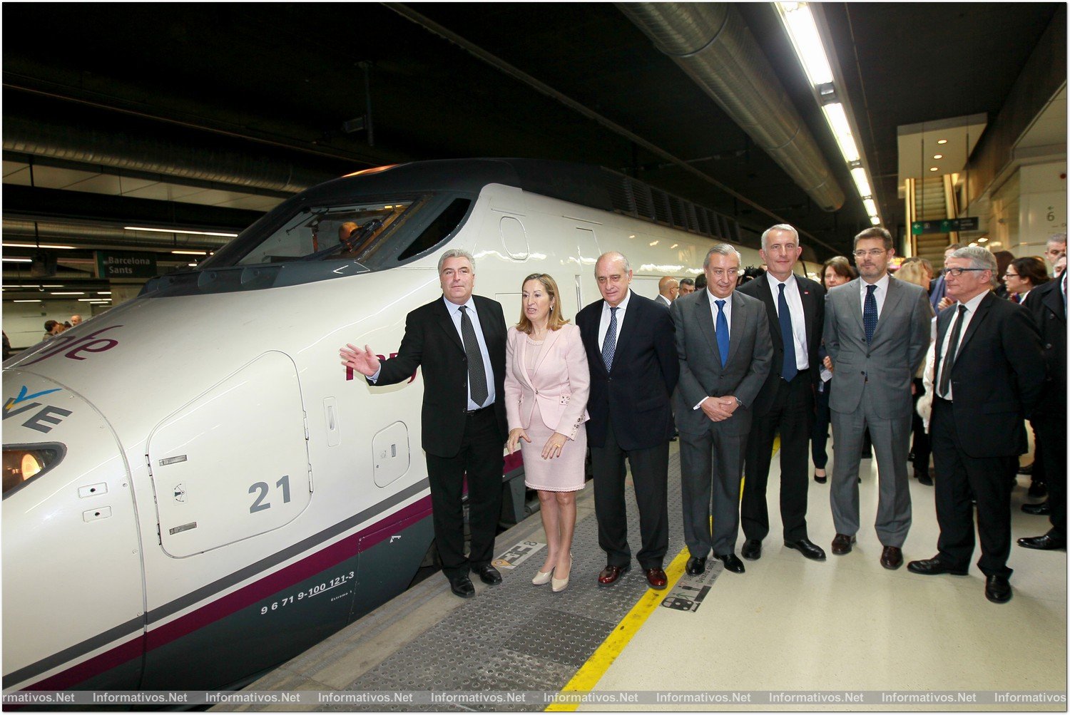 15DIC013.BCN-Perpignan.- Inauguración Alta Velocidad España-Francia. La ministra de Fomento, Ana Pastor, el ministro delegado de Transportes de Francia, Frédéric Cuvillier, el ministro del Interior, Jorge Fernández Díaz, y el  Dir. de RENFE, Julio Gómez Pomar, frente al vagón del AVE momentos previos al viaje inaugural