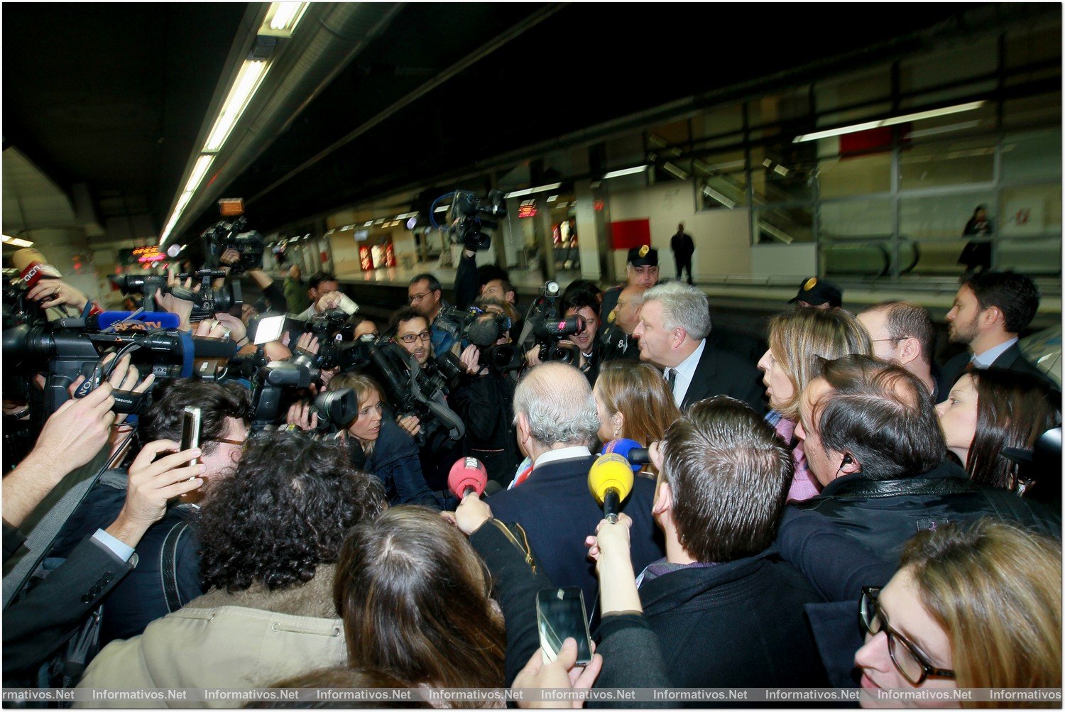 15DIC013.BCN-Perpignan.- Inauguración Alta Velocidad España-Francia. 15DIC013.BCN-Perpignan.- Inauguración Alta Velocidad España-Francia. La ministra de Fomento, Ana Pastor, el ministro delegado de Transportes de Francia, Frédéric Cuvillier, el ministro del Interior, Jorge Fernández Díaz, atendiendo a los medios instantes previos al viaje inaugural