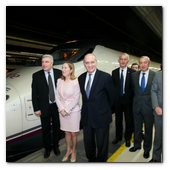 :: Pulse para Ampliar :: 15DIC013.BCN-Perpignan.- Inauguración Alta Velocidad España-Francia. La ministra de Fomento, Ana Pastor, el ministro delegado de Transportes de Francia, Frédéric Cuvillier, el ministro del Interior, Jorge Fernández Díaz, y el  Dir. de RENFE, Julio Gómez Pomar, frente al vagón del AVE momentos previos al viaje inaugural