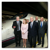 :: Pulse para Ampliar :: 15DIC013.BCN-Perpignan.- Inauguración Alta Velocidad España-Francia. La ministra de Fomento, Ana Pastor, el ministro delegado de Transportes de Francia, Frédéric Cuvillier, el ministro del Interior, Jorge Fernández Díaz, y el  Dir. de RENFE, Julio Gómez Pomar, frente al vagón del AVE momentos previos al viaje inaugural
