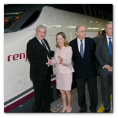 :: Pulse para Ampliar :: 15DIC013.BCN-Perpignan.- Inauguración Alta Velocidad España-Francia. La ministra de Fomento, Ana Pastor, el ministro delegado de Transportes de Francia, Frédéric Cuvillier, el ministro del Interior, Jorge Fernández Díaz, y el  Dir. de RENFE, Julio Gómez Pomar, frente al vagón del AVE momentos previos al viaje inaugural