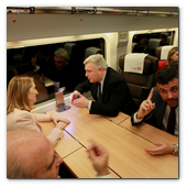 :: Pulse para Ampliar :: 15DIC013.BCN-Perpignan.- Inauguración Alta Velocidad España-Francia. La ministra de Fomento, Ana Pastor, el ministro delegado de Transportes de Francia, Frédéric Cuvillier, el ministro del Interior, Jorge Fernández Díaz, y el conseller catalán de Territorio y Sostenibilidad, Santi Vila, en un vagón del AVE durante el viaje inaugural
