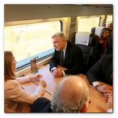 :: Pulse para Ampliar :: 15DIC013.BCN-Perpignan.- Inauguración Alta Velocidad España-Francia. La ministra de Fomento, Ana Pastor, el ministro delegado de Transportes de Francia, Frédéric Cuvillier, el ministro del Interior, Jorge Fernández Díaz, y el conseller catalán de Territorio y Sostenibilidad, Santi Vila, en un vagón del AVE durante el viaje inaugural