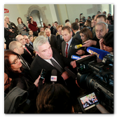 :: Pulse para Ampliar :: 15DIC013.BCN-Perpignan.- Inauguración Alta Velocidad España-Francia. El ministro delegado de Transportes de Francia, Frédéric Cuvillier dirigiéndose a los medios