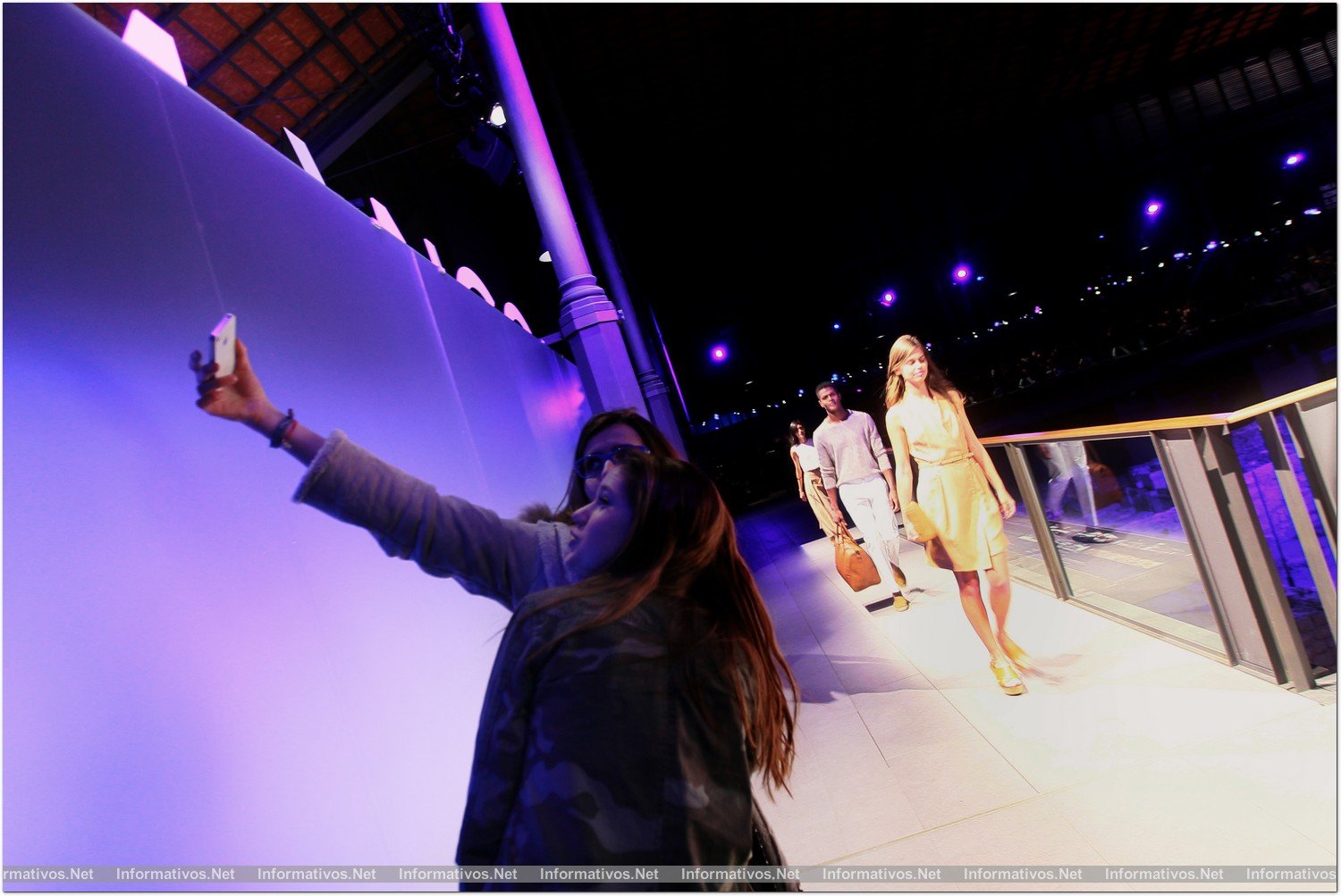 BCN27ENE014.- Desfile Mango en la Pasarela 080 Barcelona. Modelos (y dos egoblogers haciendo un selfie interponiéndose a los fotógrafos de prensa)