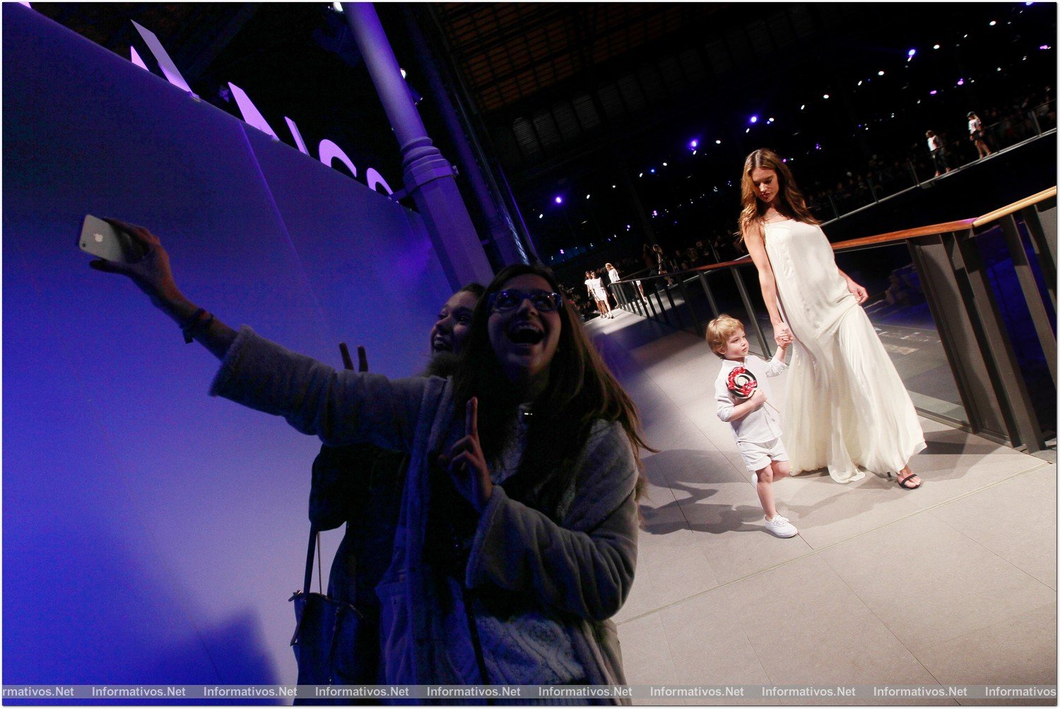  BCN27ENE014.- Final del desfile Mango en la Pasarela 080 Barcelona. Alessandra Ambrosio (y dos egoblogers haciendo un selfie interponiéndose a los fotógrafos de prensa)