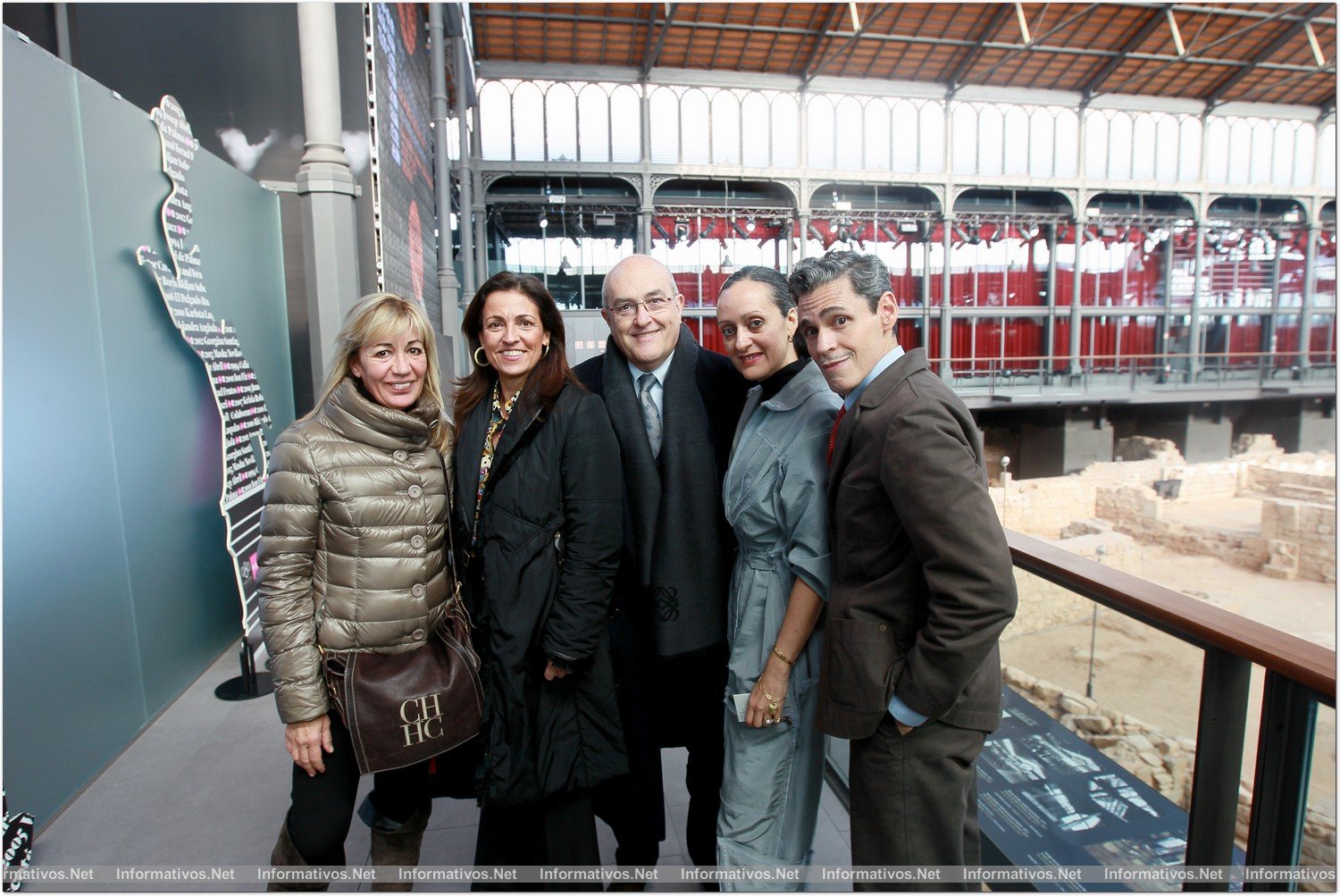 BCN28ENE014.- Pasarela Barcelona 080: Isabel Toledo. La esposa de Miquel Rodríguez; Marian Muro, Directora General de Turismo de la Generalitat de Cataluña; Miquel Rodríguez, gerente del Consorcio de Comercio Artesanía y Moda de Cataluña (Ccam); Isabel y Rubén Toledo, la diseñadora de la marca, junto a su esposo, artista y diseñador gráfico.