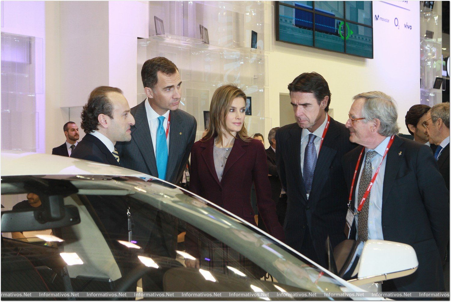 BCN25FEB014.- Mobile World Congress Barcelona. El príncipe Felipe acompañado de la princesa Letizia visitaron el espacio de una empresa de telefonía española.