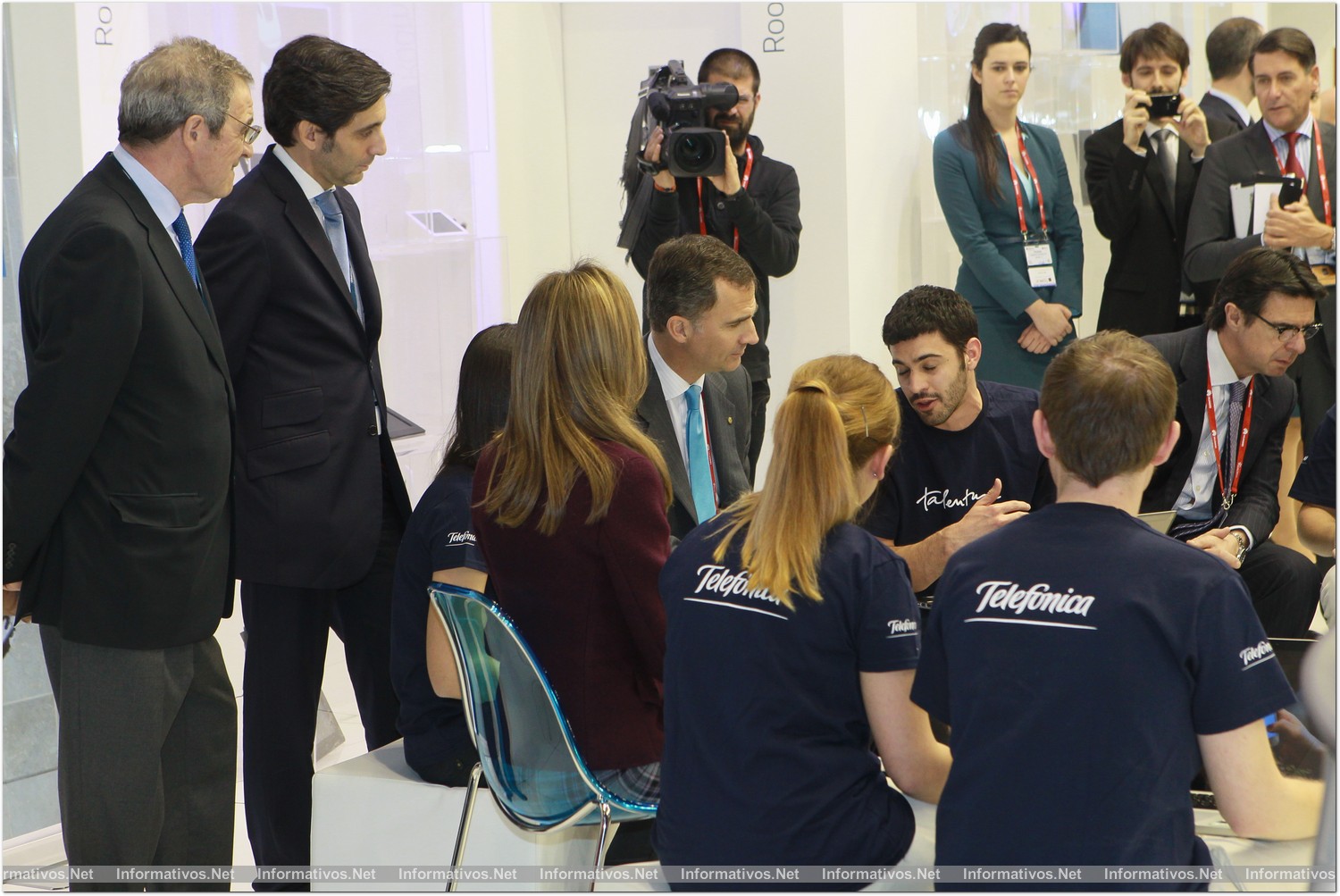 BCN25FEB014.- Mobile World Congress Barcelona. El príncipe Felipe acompañado de la princesa Letizia visitaron el espacio de una empresa de telefonía española.