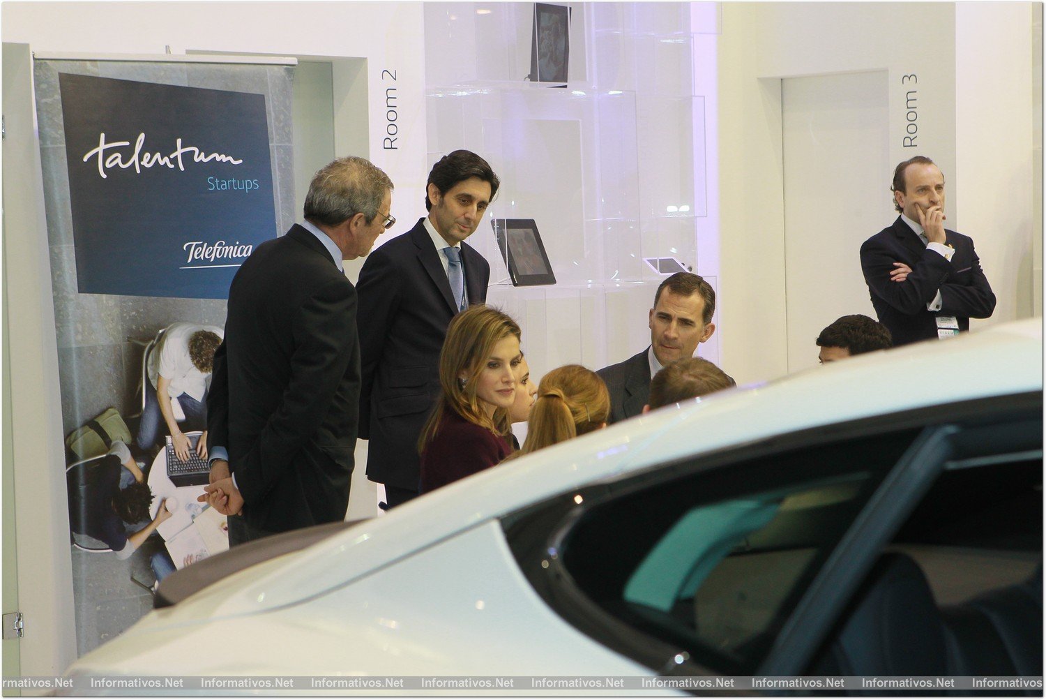 BCN25FEB014.- Mobile World Congress Barcelona. El príncipe Felipe acompañado de la princesa Letizia visitaron el espacio de una empresa de telefonía española.