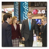 :: Pulse para Ampliar :: BCN25FEB014.- Mobile World Congress Barcelona. El príncipe Felipe acompañado de la princesa Letizia visitaron el espacio de una empresa de telefonía española.