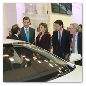 :: Pulse para Ampliar :: BCN25FEB014.- Mobile World Congress Barcelona. El príncipe Felipe acompañado de la princesa Letizia visitaron el espacio de una empresa de telefonía española.