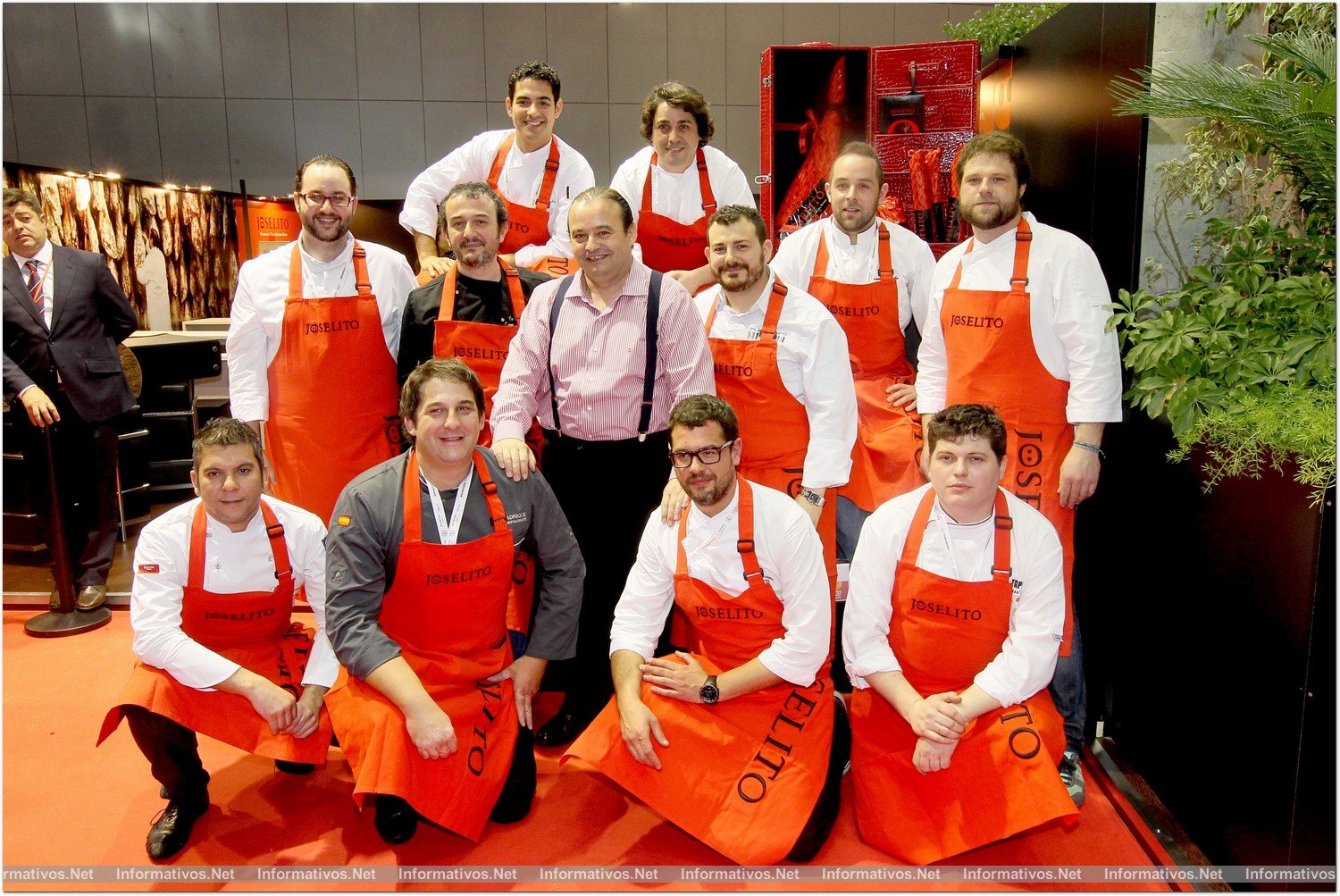 BCN Alimentaria 2014. José Gómez, propietario de jamones Joselito junto a Andreu Genestra, del restaurante "Andreu Genestra” de Mallorca; Jorge Lozano, del restaurante “Tapas 2.0” de Salamanca; Nicolás, del restaurante “Don Fabrique” en Salamanca; Luis Veira, del restaurante “Árbore da Veira” en A Coruña; Juan Carlos Trujillo, restaurante “Canela en Rama” de Linares, Jaén; Carlos Torres, restaurante “La Buena Vida” en Madrid; Alejandro Platero, restaurante “Mulandhara” de Valencia; Jordi Garrido, del restaurante “Mas Torrent” en Gerona; Ever Cubilla, del “Espai Kru” en Barcelona; Ricardo González, de “El Retiro del Pancar” en Asturias y Albert Oltra, de "Can Pique” en Barcelona; los jóvenes chefs que comenzarán con el proyecto "Happy Joselito"