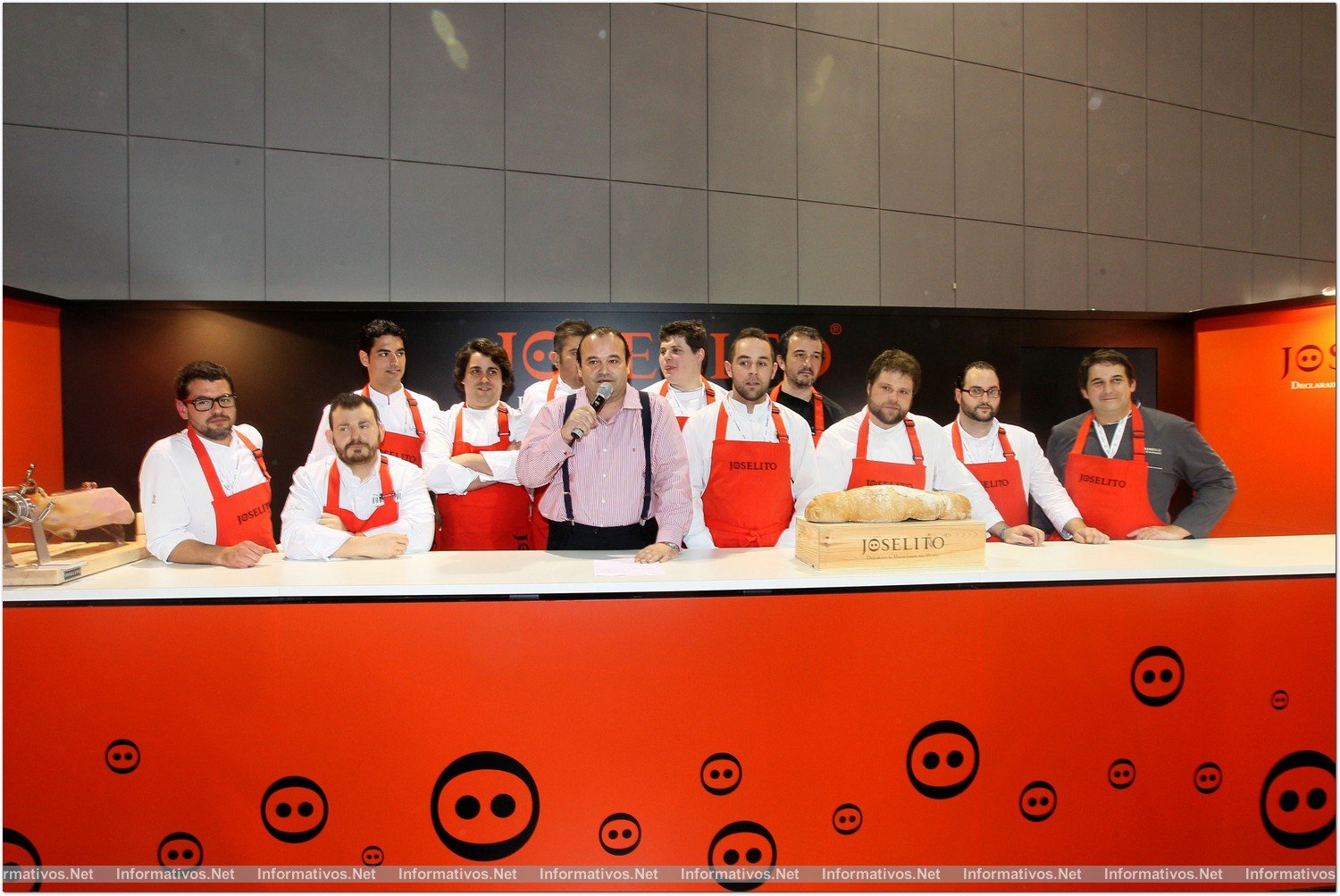 BCN Alimentaria 2014. José Gómez, propietario de jamones Joselito junto a Andreu Genestra, del restaurante "Andreu Genestra” de Mallorca; Jorge Lozano, del restaurante “Tapas 2.0” de Salamanca; Nicolás, del restaurante “Don Fabrique” en Salamanca; Luis Veira, del restaurante “Árbore da Veira” en A Coruña; Juan Carlos Trujillo, restaurante “Canela en Rama” de Linares, Jaén; Carlos Torres, restaurante “La Buena Vida” en Madrid; Alejandro Platero, restaurante “Mulandhara” de Valencia; Jordi Garrido, del restaurante “Mas Torrent” en Gerona; Ever Cubilla, del “Espai Kru” en Barcelona; Ricardo González, de “El Retiro del Pancar” en Asturias y Albert Oltra, de "Can Pique” en Barcelona; los jóvenes chefs que comenzarán con el proyecto "Happy Joselito"